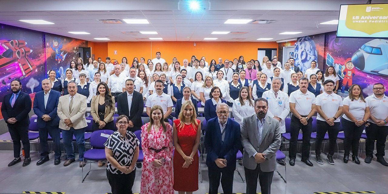 ALMA ROSA MARROQUÍN RECONOCE A EQUIPO MÉDICO EN LOS 15 AÑOS DE LA UNEME PEDIÁTRICA
