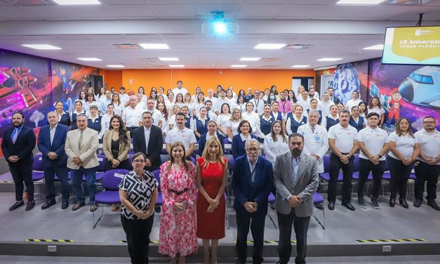 ALMA ROSA MARROQUÍN RECONOCE A EQUIPO MÉDICO EN LOS 15 AÑOS DE LA UNEME PEDIÁTRICA