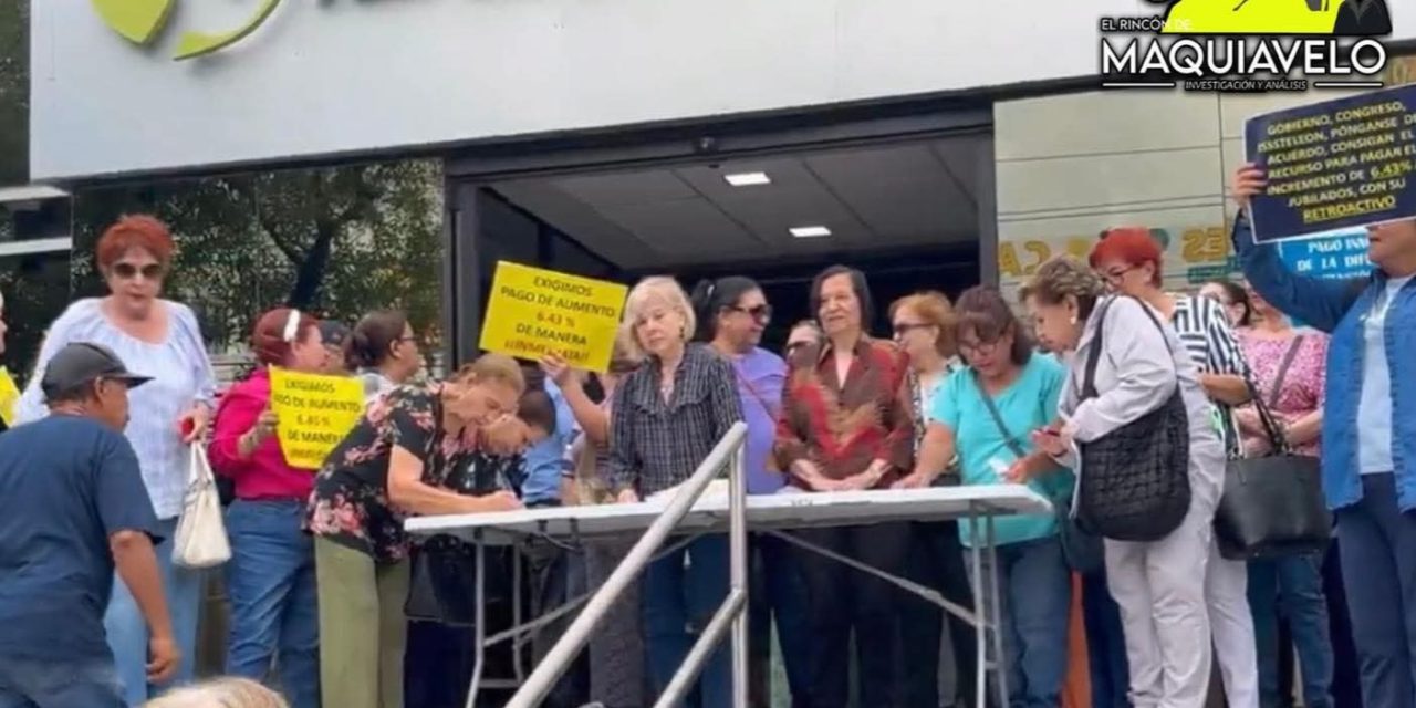 MAESTROS JUBILADOS EXIGEN A ISSSTELEON PAGAR AUMENTO A PENSIONES
