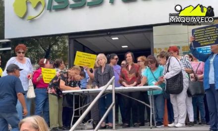 MAESTROS JUBILADOS EXIGEN A ISSSTELEON PAGAR AUMENTO A PENSIONES