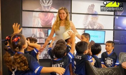 ROBERTA CARRILLO RECIBE EN CANAL 28 A EQUIPO INFANTIL QUE DESTACÓ EN TORNEO NACIONAL