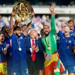 DONALD TRUMP, SI NO ES PROTAGONISTA SE ABURRE; EL CAOS EN LA CELEBRACIÓN DEL CHELSEA CAMPEÓN DEL MUNDO