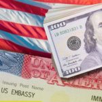 DONALD TRUMP IMPONE NUEVO IMPUESTO MIGRATORIO QUE ELEVARÍA COSTO DE VISA EN 2026