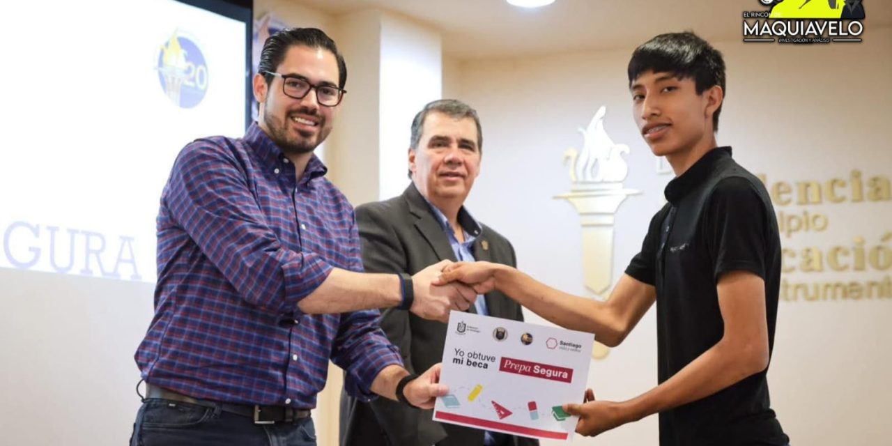 DAVID DE LA PEÑA ENTREGA BECAS “PREPA SEGURA” A ESTUDIANTES DE LA PREPARATORIA 20