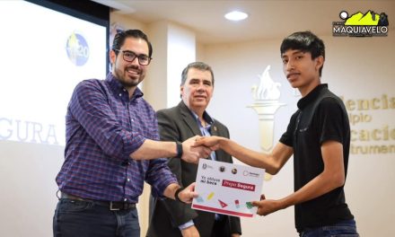 DAVID DE LA PEÑA ENTREGA BECAS “PREPA SEGURA” A ESTUDIANTES DE LA PREPARATORIA 20