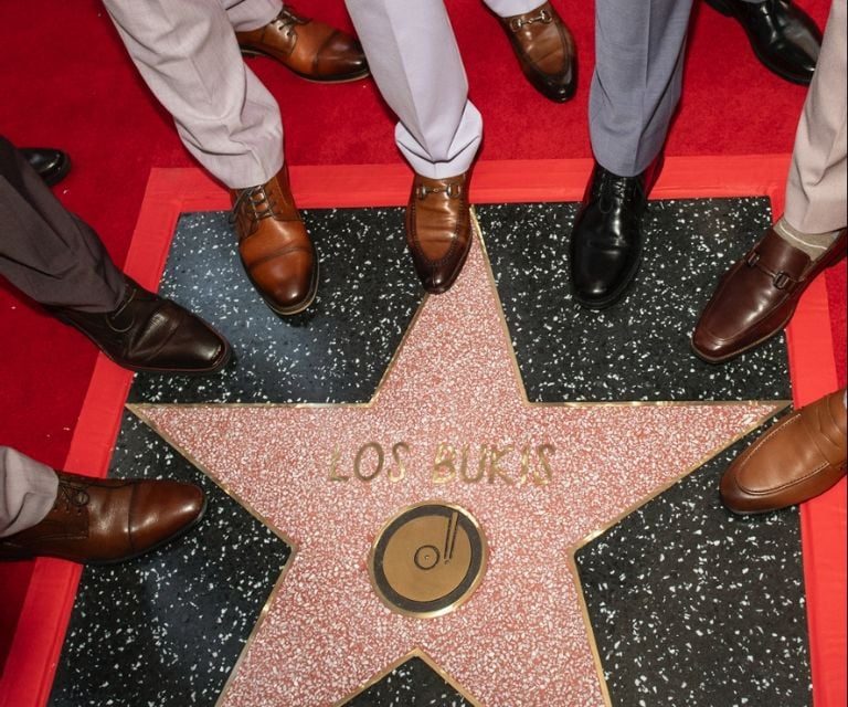 “LOS BUKIS” INMORTALIZAN SU LEGADO CON ESTRELLA EN EL PASEO DE LA FAMA DE HOLLYWOOD