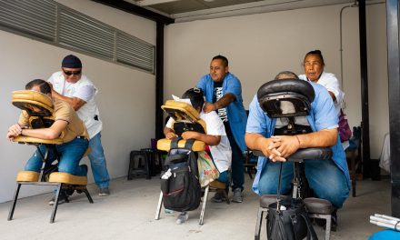HÉCTOR GARCÍA DIGNIFICA ESPACIO PARA MASAJISTAS INVIDENTES EN PLAZA PRINCIPAL