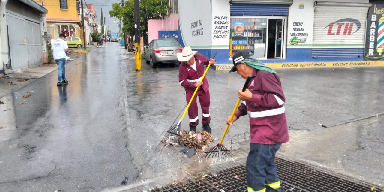 ANDRÉS MIJES RECONOCE TRABAJO DE SERVICIOS PÚBLICOS EN LIMPIEZA DE REJILLAS