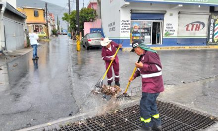 ANDRÉS MIJES RECONOCE TRABAJO DE SERVICIOS PÚBLICOS EN LIMPIEZA DE REJILLAS