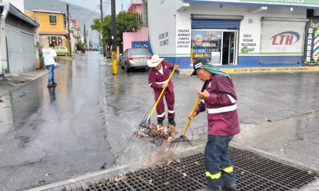 ANDRÉS MIJES RECONOCE TRABAJO DE SERVICIOS PÚBLICOS EN LIMPIEZA DE REJILLAS