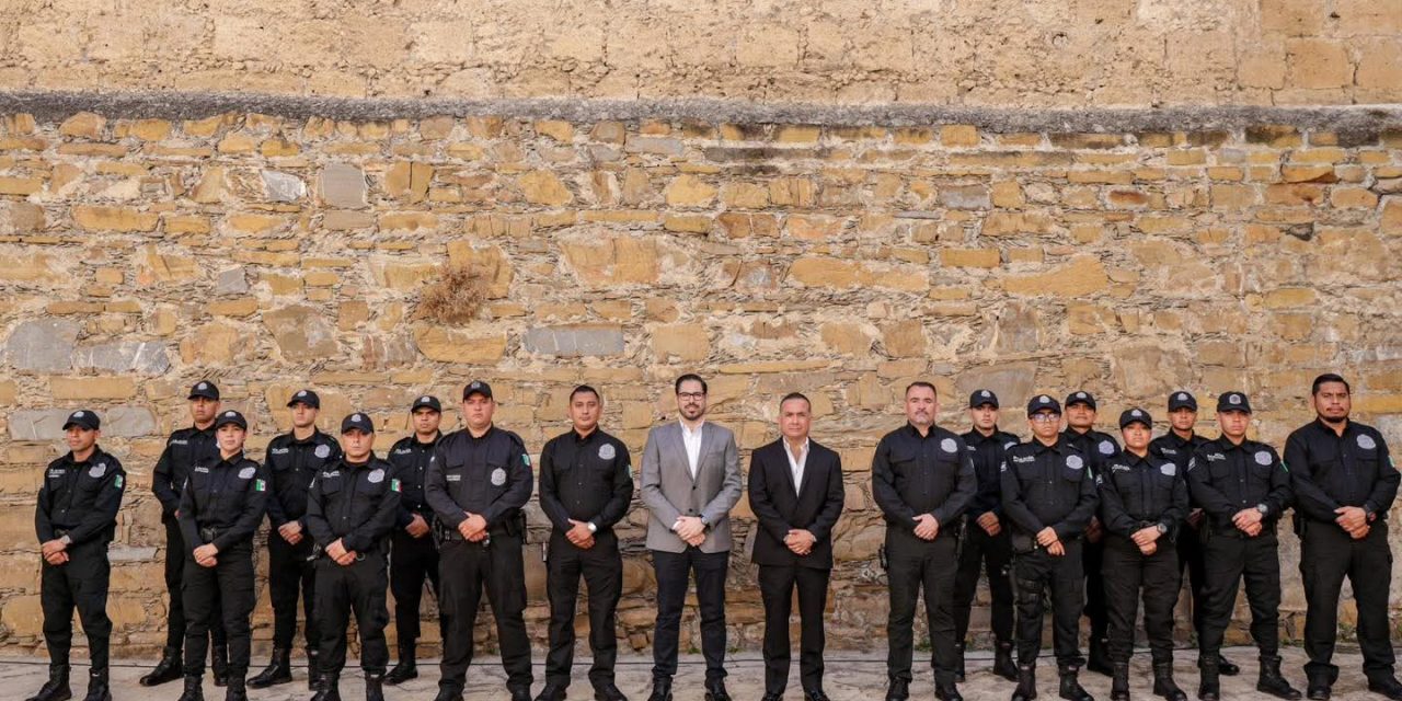 DAVID DE LA PEÑA INCORPORA A 12 NUEVOS ELEMENTOS A LA CORPORACIÓN POLICIAL DE SANTIAGO