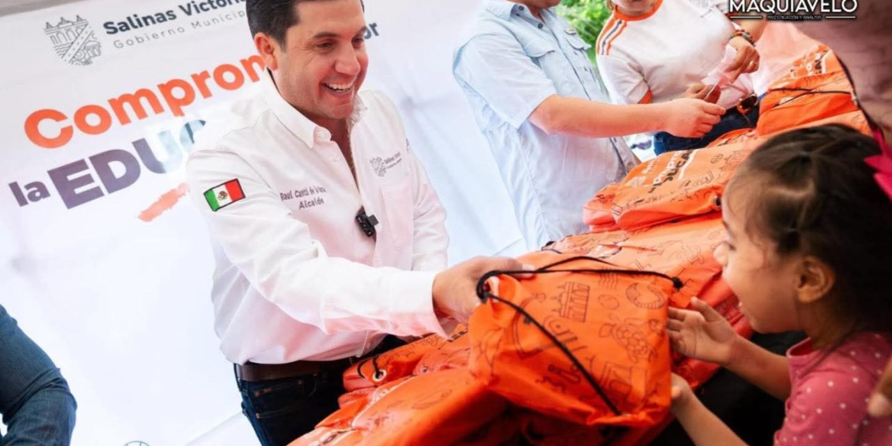 RAÚL CANTÚ ENTREGA MÁS DE 15 MIL KITS ESCOLARES EN SALINAS VICTORIA PARA FORTALECER LA EDUCACIÓN