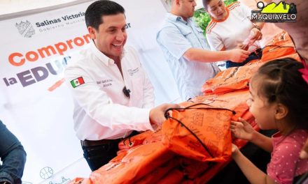 RAÚL CANTÚ ENTREGA MÁS DE 15 MIL KITS ESCOLARES EN SALINAS VICTORIA PARA FORTALECER LA EDUCACIÓN