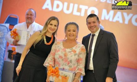 GERARDO DE LA MAZA Y MELISSA DÍAZ RECONOCEN A LOS ADULTOS MAYORES EN EL CARMEN
