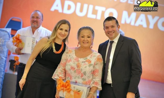 GERARDO DE LA MAZA Y MELISSA DÍAZ RECONOCEN A LOS ADULTOS MAYORES EN EL CARMEN