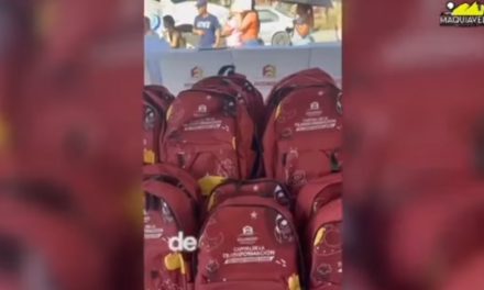 ANDRÉS MIJES ENTREGA ÚTILES ESCOLARES EN LA CAPITAL DE LA TRANSFORMACIÓN