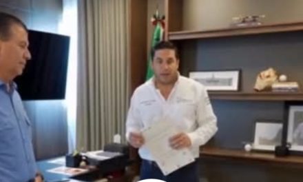 RAÚL CANTÚ Y EUGENIO MONTIEL FORMALIZAN ENTREGA DE PLANOS PARA REGULARIZACIÓN DE VIVIENDAS EN SALINAS VICTORIA