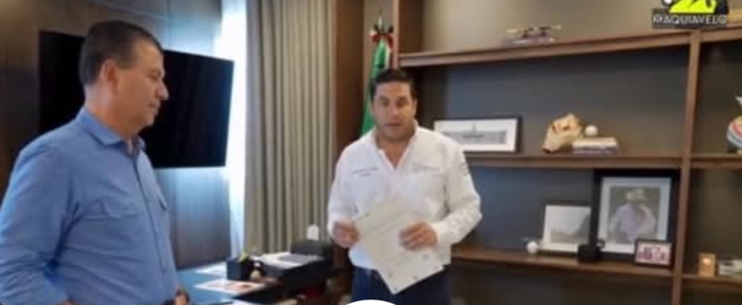 RAÚL CANTÚ Y EUGENIO MONTIEL FORMALIZAN ENTREGA DE PLANOS PARA REGULARIZACIÓN DE VIVIENDAS EN SALINAS VICTORIA