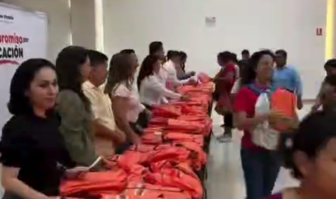NELLY GARZA BENEFICIA A ALUMNOS CON ENTREGA DE KITS ESCOLARES EN SALINAS VICTORIA