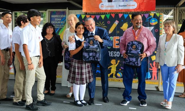 HÉCTOR GARCÍA ARRANCA CICLO ESCOLAR CON ENTREGA DE ÚTILES A ESTUDIANTES DE GUADALUPE