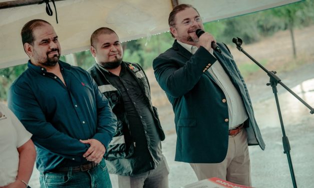 MIGUEL ÁNGEL SALAZAR ENTREGA ESCRITURAS A FAMILIAS DE JARDINES DEL PEDREGAL EN MONTEMORELOS 