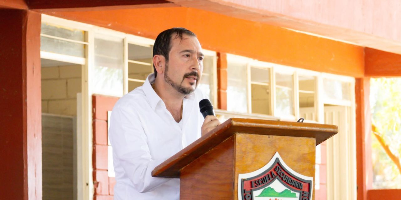 REYNALDO CANTÚ FORTALECE INFRAESTRUCTURA ESCOLAR CON CANCHA Y EQUIPOS DE CÓMPUTO