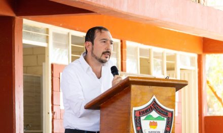 REYNALDO CANTÚ FORTALECE INFRAESTRUCTURA ESCOLAR CON CANCHA Y EQUIPOS DE CÓMPUTO