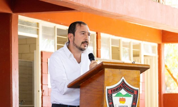 REYNALDO CANTÚ FORTALECE INFRAESTRUCTURA ESCOLAR CON CANCHA Y EQUIPOS DE CÓMPUTO