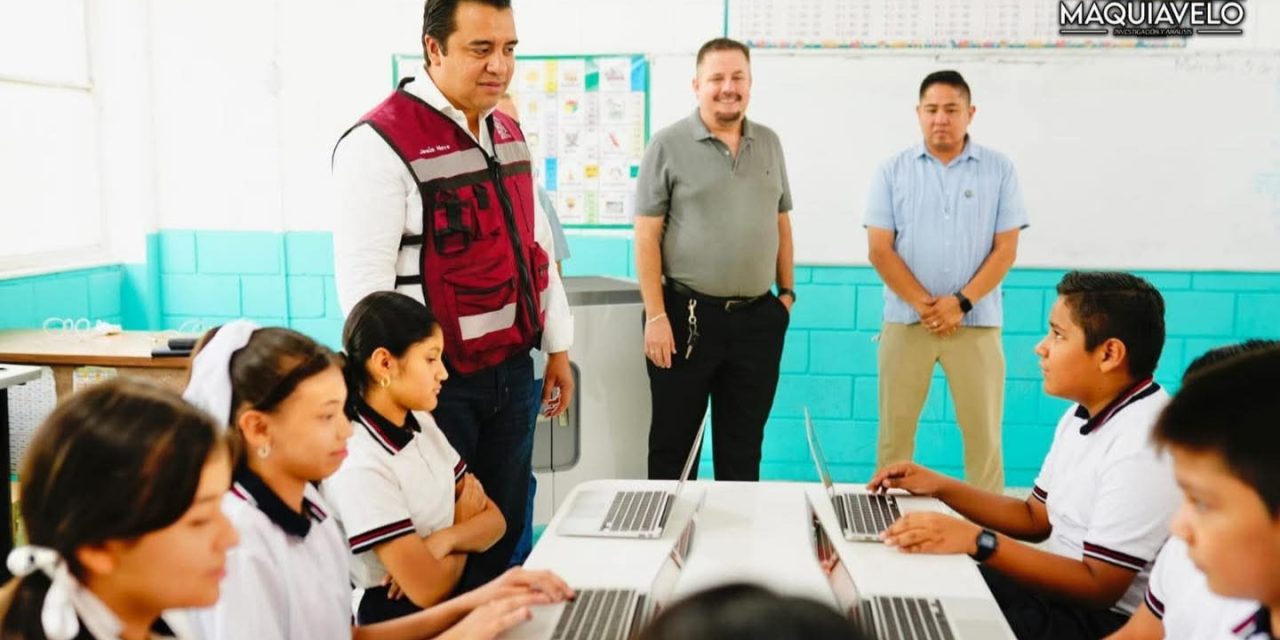 JESÚS NAVA ENTREGA LAPTOPS EN ESCUELA PRIMARIA DE SANTA CATARINA