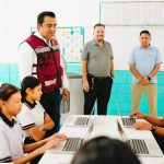 JESÚS NAVA ENTREGA LAPTOPS EN ESCUELA PRIMARIA DE SANTA CATARINA
