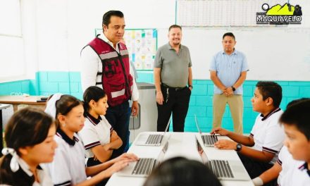 JESÚS NAVA ENTREGA LAPTOPS EN ESCUELA PRIMARIA DE SANTA CATARINA