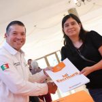 GERARDO DE LA MAZA ENTREGA ESCRITURAS A FAMILIAS DE DIVERSAS COLONIAS EN EL CARMEN