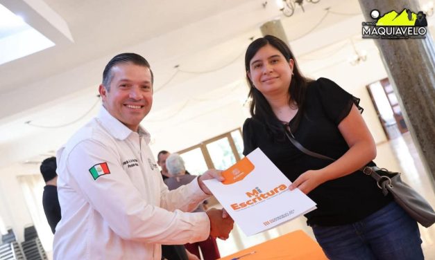GERARDO DE LA MAZA ENTREGA ESCRITURAS A FAMILIAS DE DIVERSAS COLONIAS EN EL CARMEN