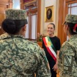 CLAUDIA SHEINBAUM RECIBE BANDA PRESIDENCIAL PARA SU PRIMER GRITO