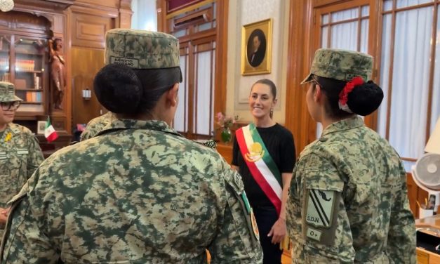 CLAUDIA SHEINBAUM RECIBE BANDA PRESIDENCIAL PARA SU PRIMER GRITO