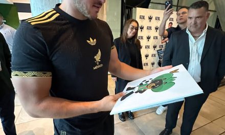 GUFFO PRESENTA PROPUESTA DE MASCOTA MUNDIALISTA REGIA A SAMUEL GARCÍA