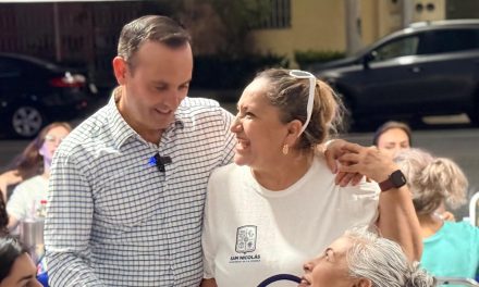 CARLOS “CHALE” DE LA FUENTE RECORRE LA COLONIA MIRAFLORES PARA ESCUCHAR Y SERVIR A SAN NICOLÁS