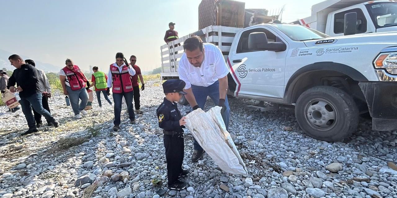 JESÚS NAVA ENCABEZA MACRO BRIGADA DE LIMPIEZA EN EL RÍO SANTA CATARINA