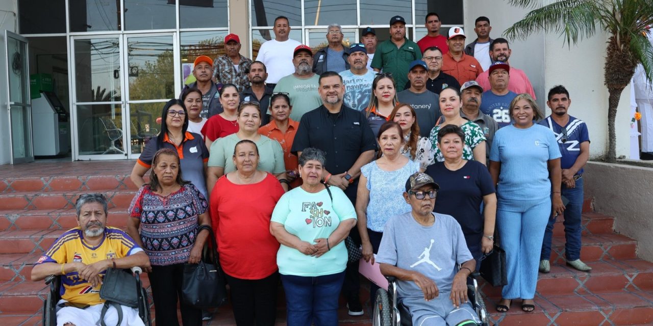 CARLOS RODRÍGUEZ “EL CUATE” ENTREGA CHEQUES AL SINDICATO DE CADEREYTA