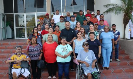 CARLOS RODRÍGUEZ “EL CUATE” ENTREGA CHEQUES AL SINDICATO DE CADEREYTA