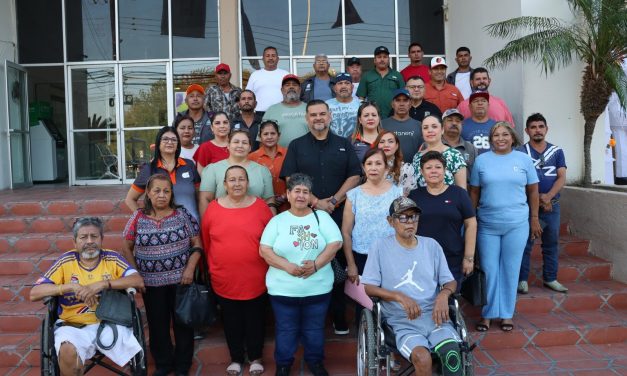 CARLOS RODRÍGUEZ “EL CUATE” ENTREGA CHEQUES AL SINDICATO DE CADEREYTA