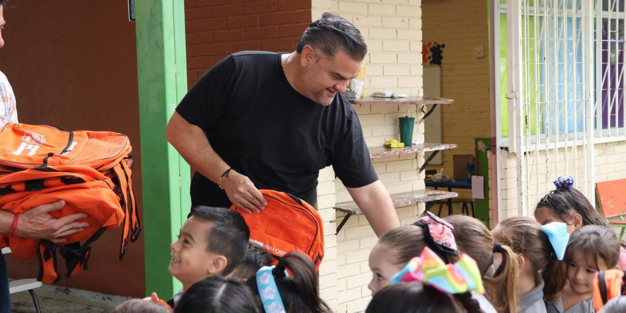 CARLOS RODRÍGUEZ “EL CUATE” FORTALECE LA EDUCACIÓN Y ENTREGA MOCHILAS Y ÚTILES ESCOLARES EN CADEREYTA 