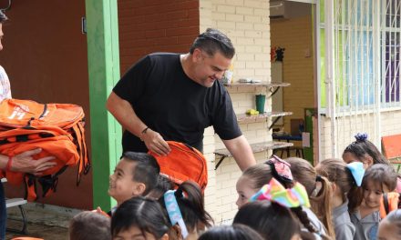 CARLOS RODRÍGUEZ “EL CUATE” FORTALECE LA EDUCACIÓN Y ENTREGA MOCHILAS Y ÚTILES ESCOLARES EN CADEREYTA 