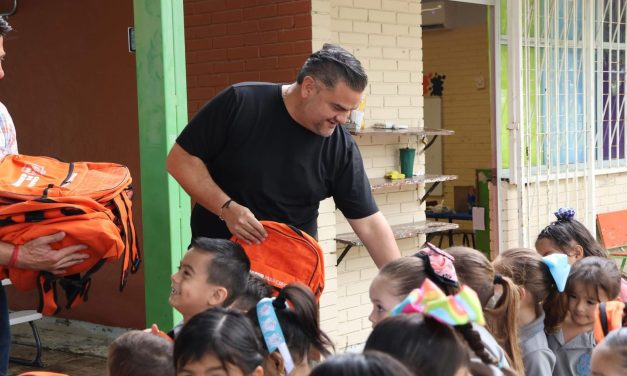 CARLOS RODRÍGUEZ “EL CUATE” FORTALECE LA EDUCACIÓN Y ENTREGA MOCHILAS Y ÚTILES ESCOLARES EN CADEREYTA 