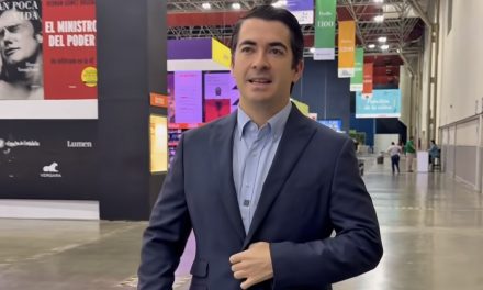 MARCELO SEGOVIA RECORRE LA FERIA DEL LIBRO E INVITA A LOS REGIOMONTANOS A ASISTIR