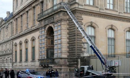 ROBO MILLONARIO EN EL LOUVRE: LADRONES HUYEN CON JOYAS HISTÓRICAS