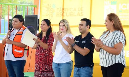 MELISA PEÑA Y EDGAR MOLINA COORDINAN ENTREGA DE MOBILIARIO ESCOLAR EN MINA