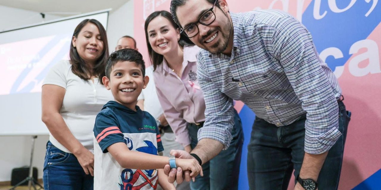 DAVID DE LA PEÑA, ALCALDE DE SANTIAGO Y OLGA VILLALÓN, PRESIDENTA DEL DIF, ENCABEZAN ENTREGAS DE PULSERAS QR A NIÑOS CON TEA