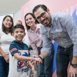 DAVID DE LA PEÑA, ALCALDE DE SANTIAGO Y OLGA VILLALÓN, PRESIDENTA DEL DIF, ENCABEZAN ENTREGAS DE PULSERAS QR A NIÑOS CON TEA