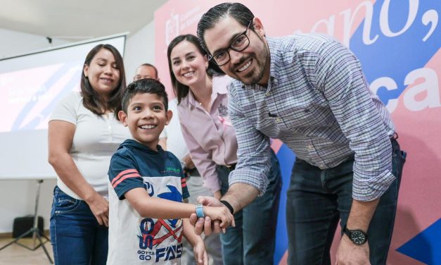 DAVID DE LA PEÑA, ALCALDE DE SANTIAGO Y OLGA VILLALÓN, PRESIDENTA DEL DIF, ENCABEZAN ENTREGAS DE PULSERAS QR A NIÑOS CON TEA